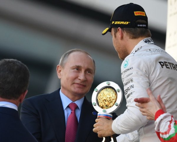 Путин лично вручил главный трофей победителю Гран-при Сочи "Формулы-1" Нико Росбергу