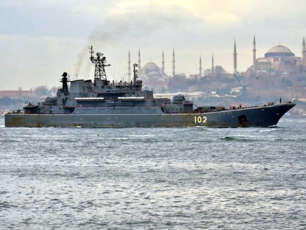 Турция разглядела танки на борту шедшего через Босфор российского судна (ФОТО)