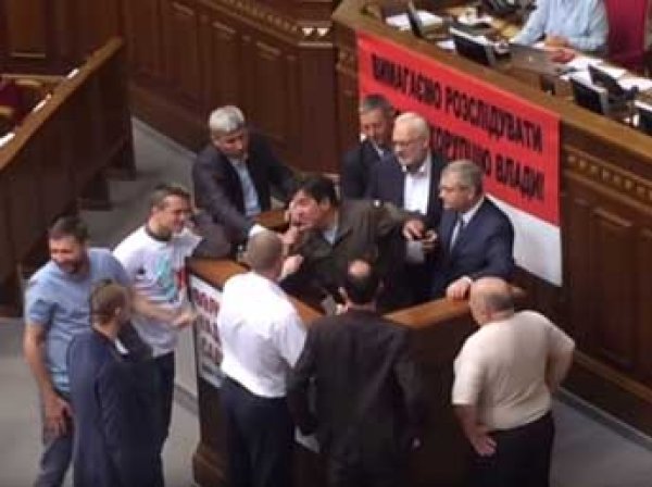 На заседании Рады Украины депутаты подрались из-за русского языка