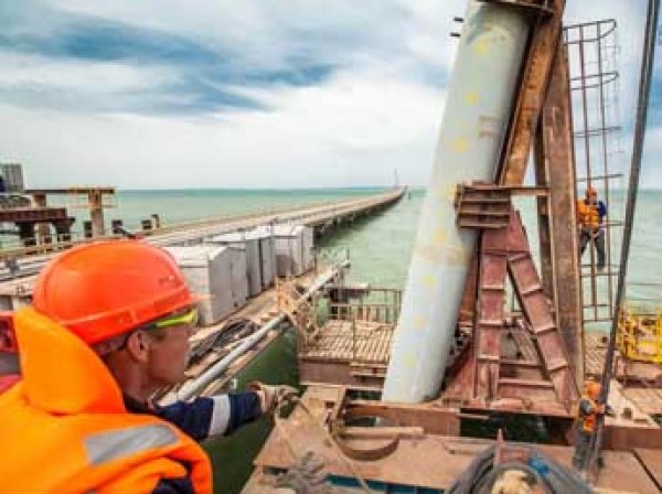 Начался морской этап строительства моста в Крым