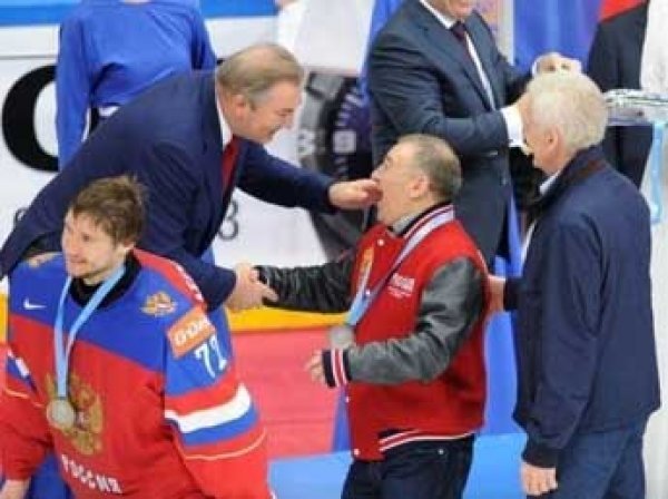 Третьяк вручил бронзовые медали ЧМ-2016 "друзьям Путина" вместе со сборной России