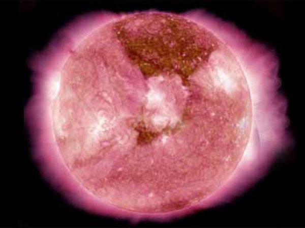 В Сеть попало уникальное видео гигантской корональной дыры на Солнце