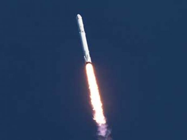 SpaceX повторно успешно посадила ступень ракеты на платформу в океане