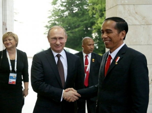 Путин пошутил про опоздание индонезийской делегации на встречу в Сочи