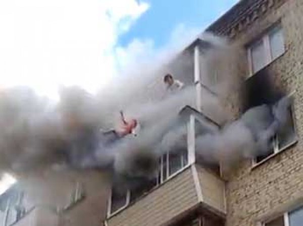 В Сеть попало видео прыжка семьи с детьми с 5 этажа дома под Владимиром во время пожара (ВИДЕО)