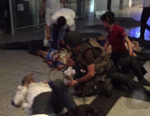 Момент взрыва в аэропорту Стамбула 28 июня попал на видео