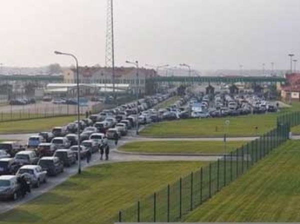 Из-за протестов таможенников на границе Польши и России выросла пробка в 6 км