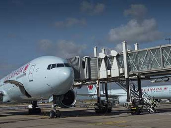 Полиция Парижа выпустила без досмотра на рейс до Канады почти 20 пассажиров