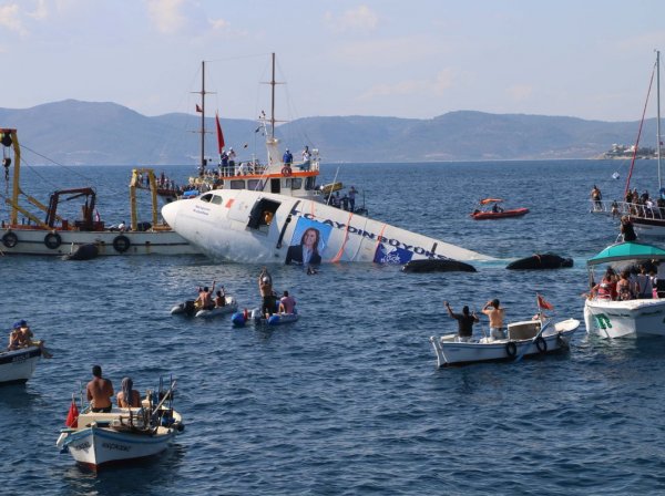 На турецком курорте Кушадасы затопили авиалайнер A300 для привлечения туристов (ФОТО)