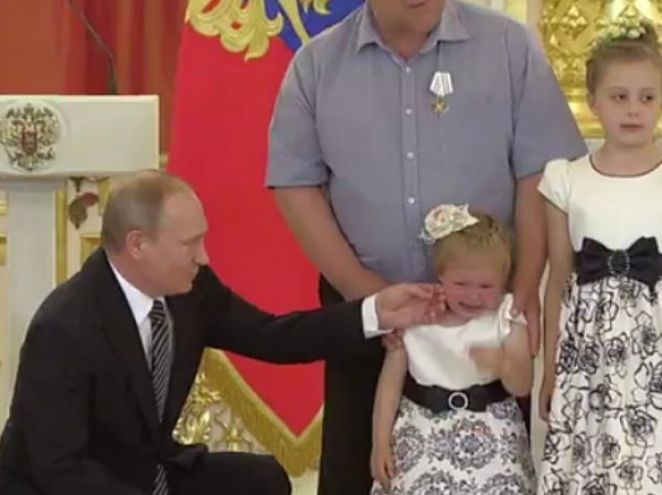 Путин безуспешно пытался успокоить плачущую девочку (ВИДЕО)