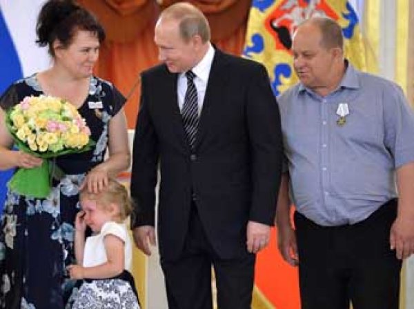 Родители объяснили слезы ребенка на приеме у Путина
