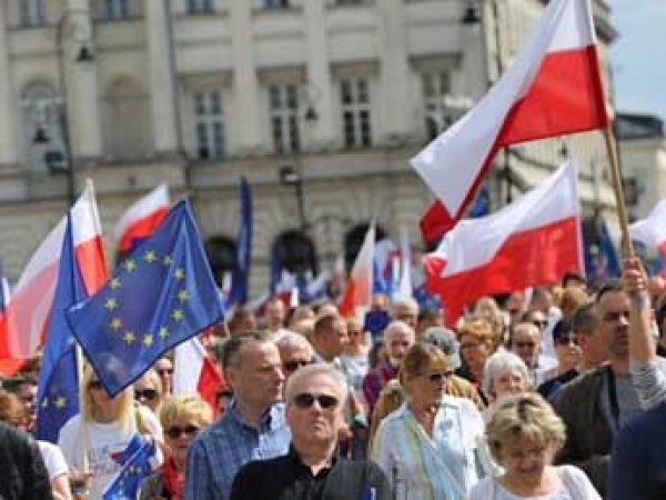 Евросоюз угрожает ввести санкции против Польши за подрыв демократии