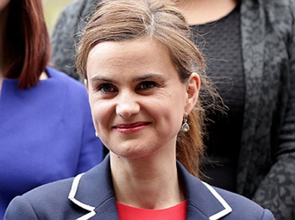 Британский политик Джо Кокс скончалась после вооруженного покушения