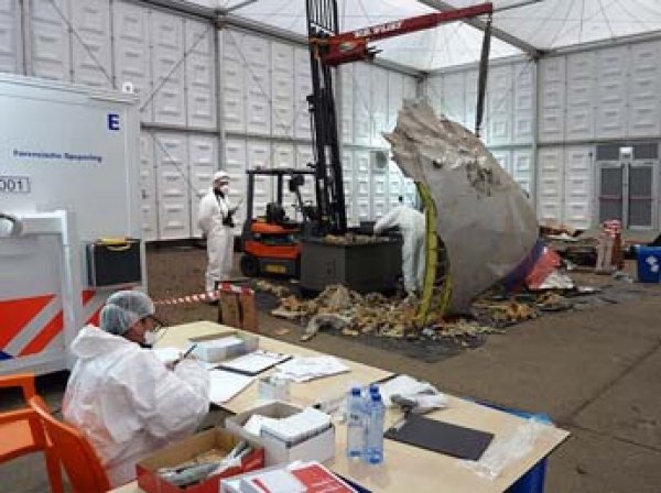 Голландские эксперты опубликовали отчет о крушении Boeing МН17 в Донбассе