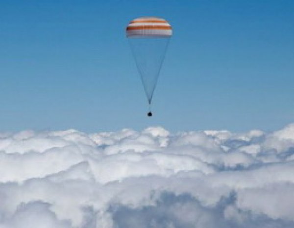 Роскосмос обнародовал уникальное ВИДЕО из капсулы космонавтов во время приземления "Союза"