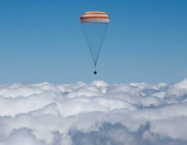 Роскосмос обнародовал уникальное ВИДЕО из капсулы космонавтов во время приземления "Союза"