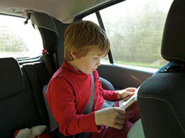 В России могут разрешить перевозить без автокресла детей с 7 лет