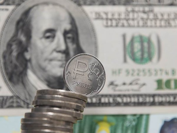 Курс доллара на сегодня, 3 июня 2016: эксперты предрекают ослабление рубля к августовским отпускам