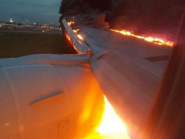 В аэропорту Сингапура во время посадки загорелся пассажирский "Боинг"