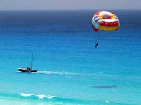 В Анапе туристка погибла во время полета с парашютом над морем