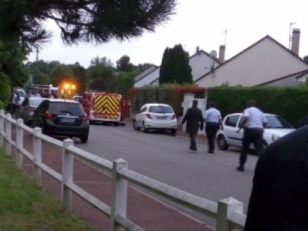 В Париже неизвестный зарезал полицейского и взял в заложники его семью