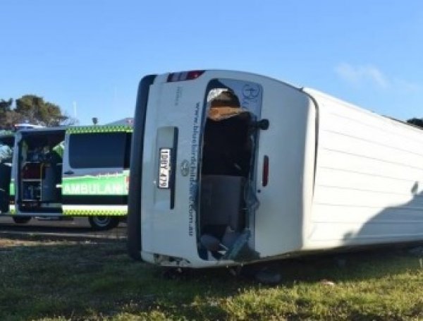 В Австралии 10 детей пострадали после столкновения автобуса с грузовиком