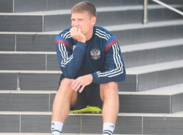 Футболист Игорь Денисов пропустит Евро-2016 из-за травмы в матче Россия - Сербия (ВИДЕО)