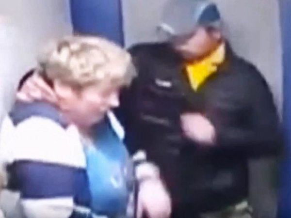 Жестокое избиение с ограблением женщины в лифте появилось в Сети (ВИДЕО)