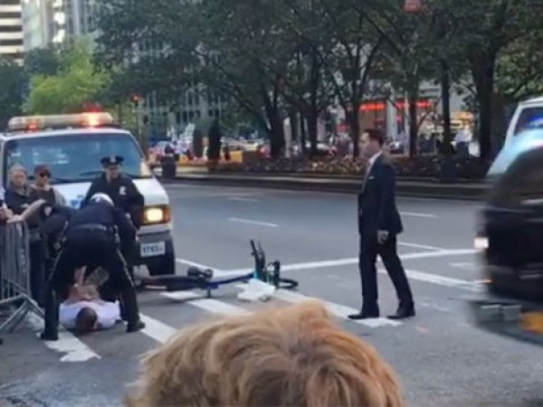 В Нью-Йорке полиция скрутила велосипедиста перед кортежем Обамы (ВИДЕО)