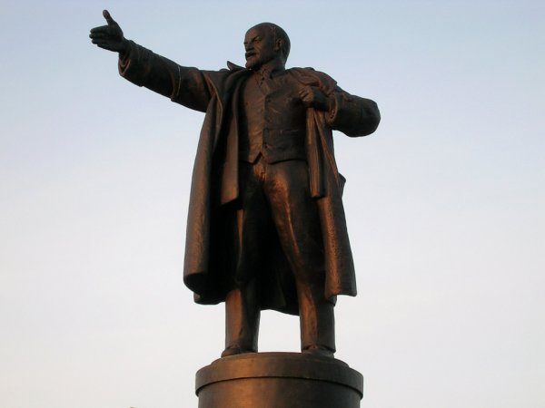 В центре Москвы свалили с постамента и обезглавили памятник Ленину (ФОТО)