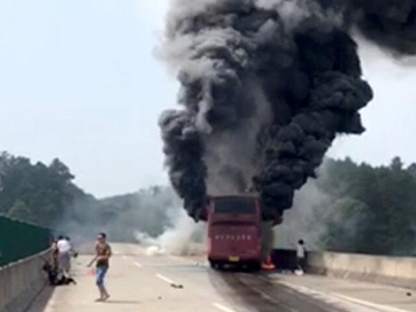 В Китае заживо сгорели в автобусе 35 туристов