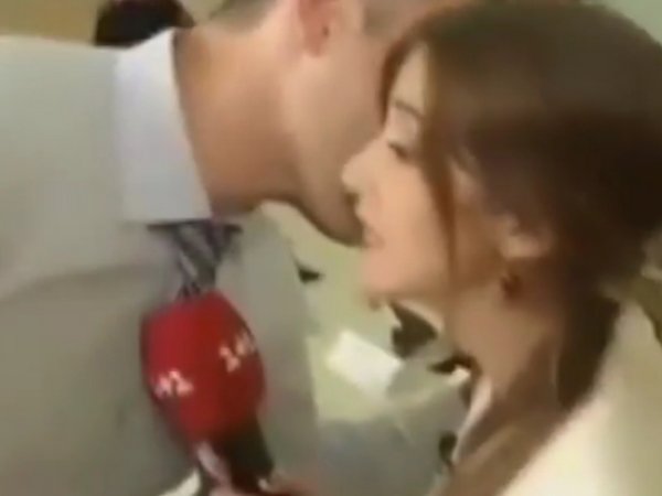 Кличко поцеловал журналистку в ответ на вопрос о своей супруге (ВИДЕО)