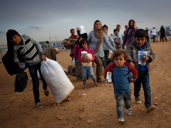 СМИ: сирийские дети-беженцы шьют форму для ИГИЛ в Турции