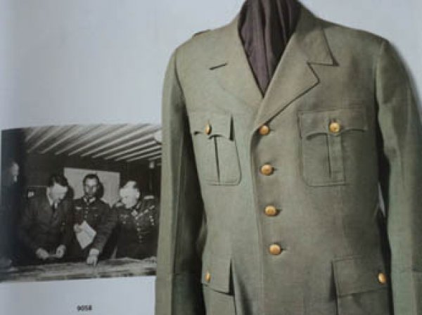 Аргентинец потратил €681 тыс. на штаны и личные вещи Гитлера