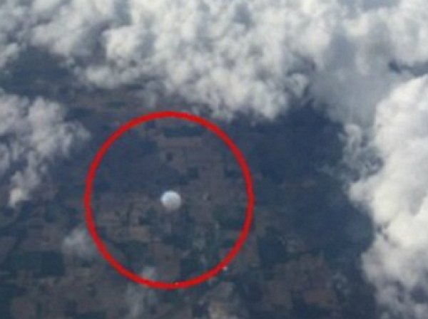 Житель США под крылом самолета сфотографировал «узорчатое» НЛО