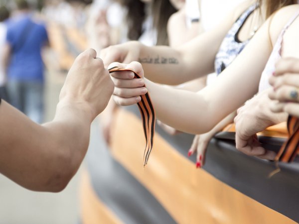 Девочка, с которой неонацисты в Киеве сорвали георгиевскую ленточку, переехала в Россию (ФОТО)