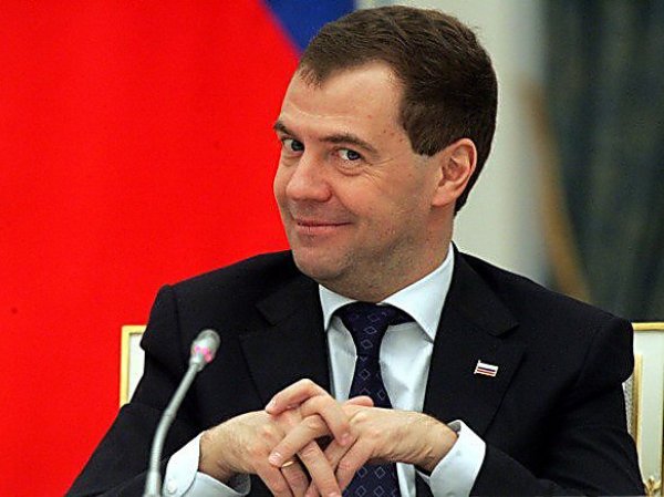 "Рыбы нет, но вы держитесь": блогеры поглумились над Медведевым после поздравления с Днем России (ФОТО)