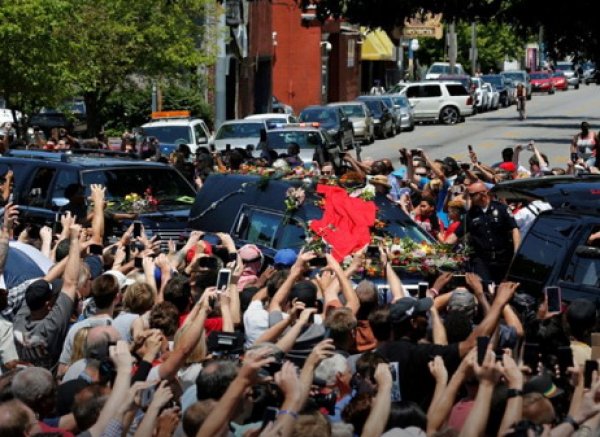 Селфи Шварценеггера и Клинтона на похоронах Али вызвала бурю в соцсетях (ФОТО)
