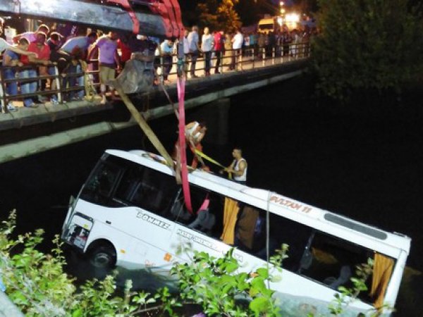 В Турции автобус с детьми сорвался с обрыва: не менее 14 погибших (ФОТО, ВИДЕО)