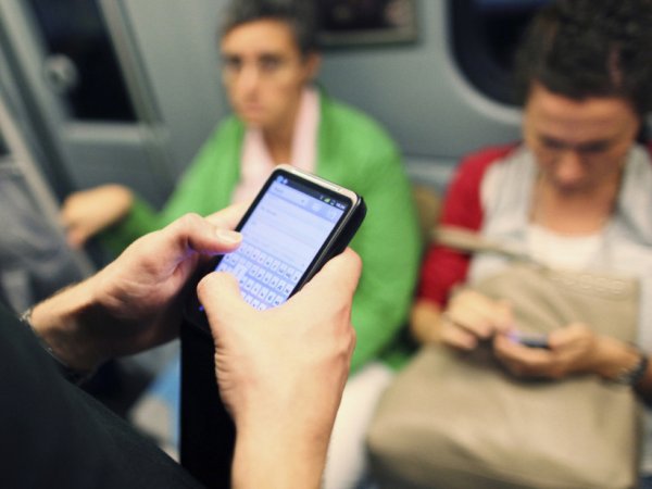 Психологи выяснили, сколько человек может прожить без смартфона