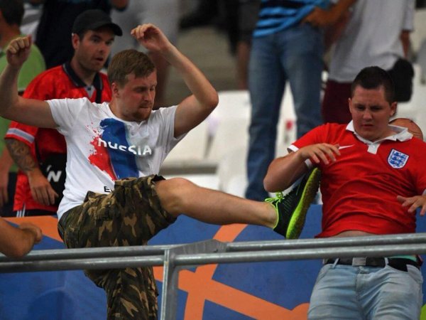 России и Англии пригрозили отстранением от Евро-2016 в случае продолжения драк фанатов