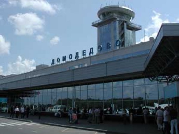 СМИ сообщили о провалившемся под самолетом асфальте в Домодедово