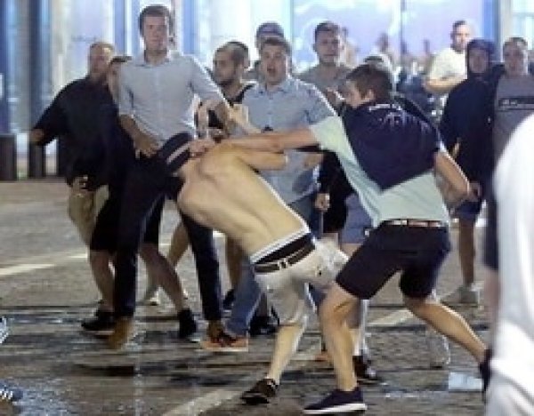 Драка российских и английских фанатов в Марселе попала на ВИДЕО