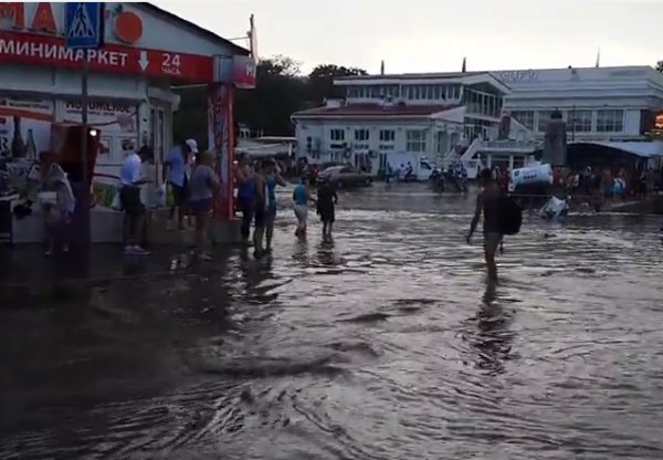 Ливень в Севастополе 27 июня 2016: машины оказались под водой (ФОТО, ВИДЕО)