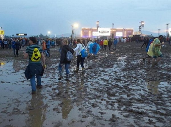 На фестивале Rock am Ring в Германии молния ударила в толпу зрителей, более 50 человек пострадало