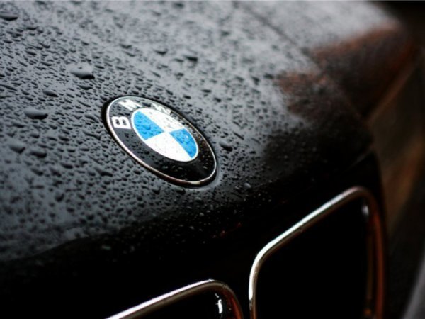 В Подмосковье перевернулся автовоз с BMW