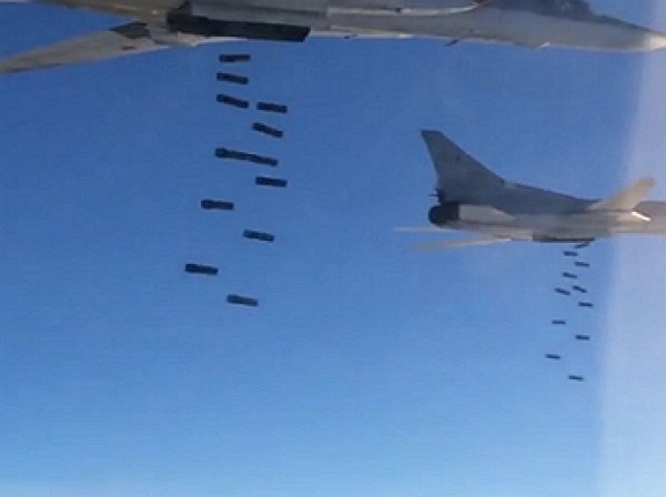 Опубликовано видео ударов дальней авиации России по ИГИЛ в Пальмире