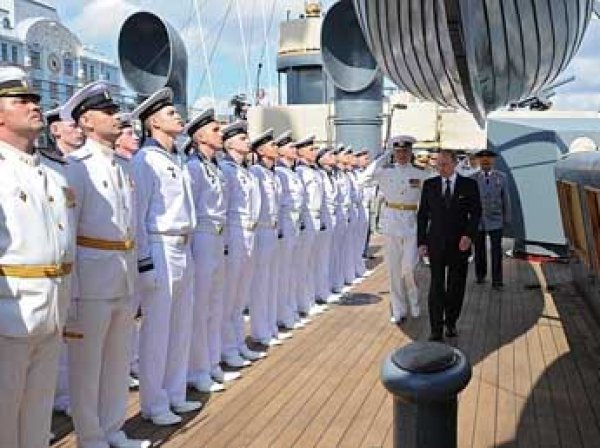 Путин принял парад в честь ВМФ и посетил крейсер 