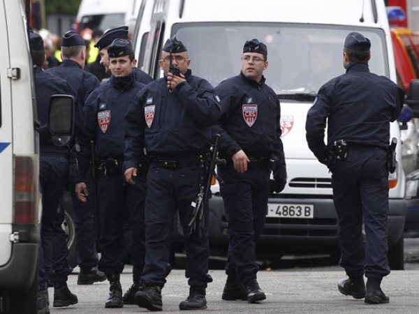 Во Франции вооруженные люди захватили заложников в церкви