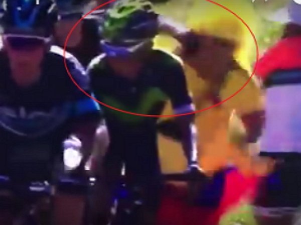Победитель восьмого этапа "Тур де Франс" во время гонки ударил болельщика